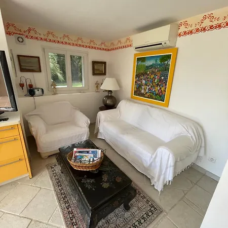 La Tarentane Guest house 2*