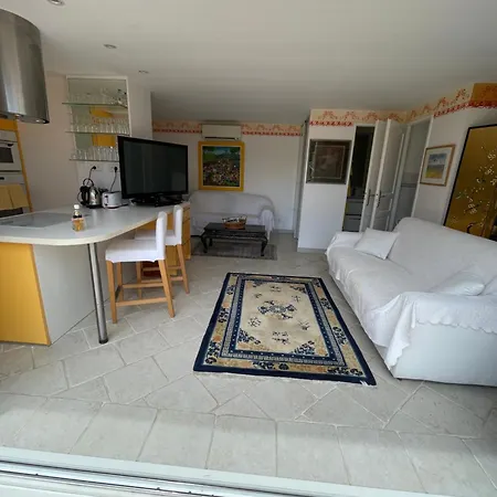 La Tarentane Guest house 2*