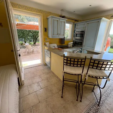 Guest house La Tarentane 2*