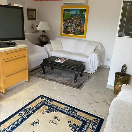La Tarentane Guest house 2*