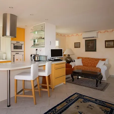 Guest house La Tarentane 2*