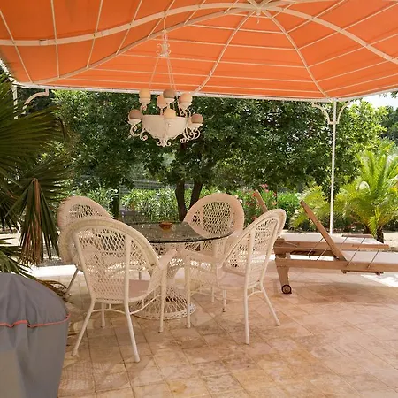 Guest house La Tarentane 2*
