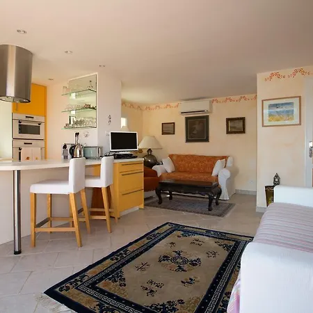 La Tarentane Guest house 2*